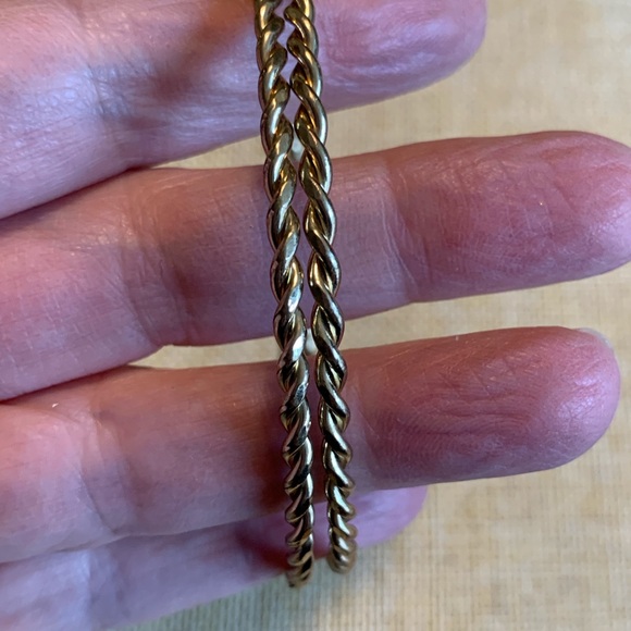 Two twisted gold tone bangles - Picture 5 of 6